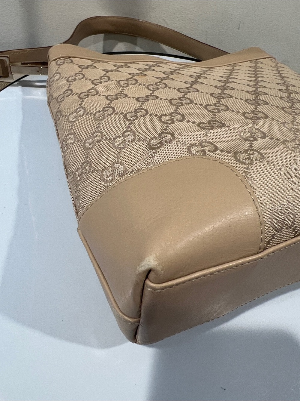 Gucci Tan Monogram Shoulder Bag - Picture 12 of 13